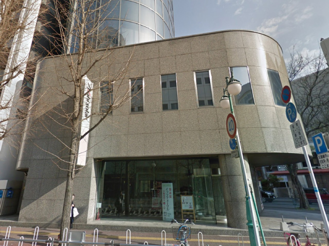 左手に楕円形をしたガラス張りのビル『ライジングサンソーラービル』が見えてきます。この4Fに当クリニックがございます。