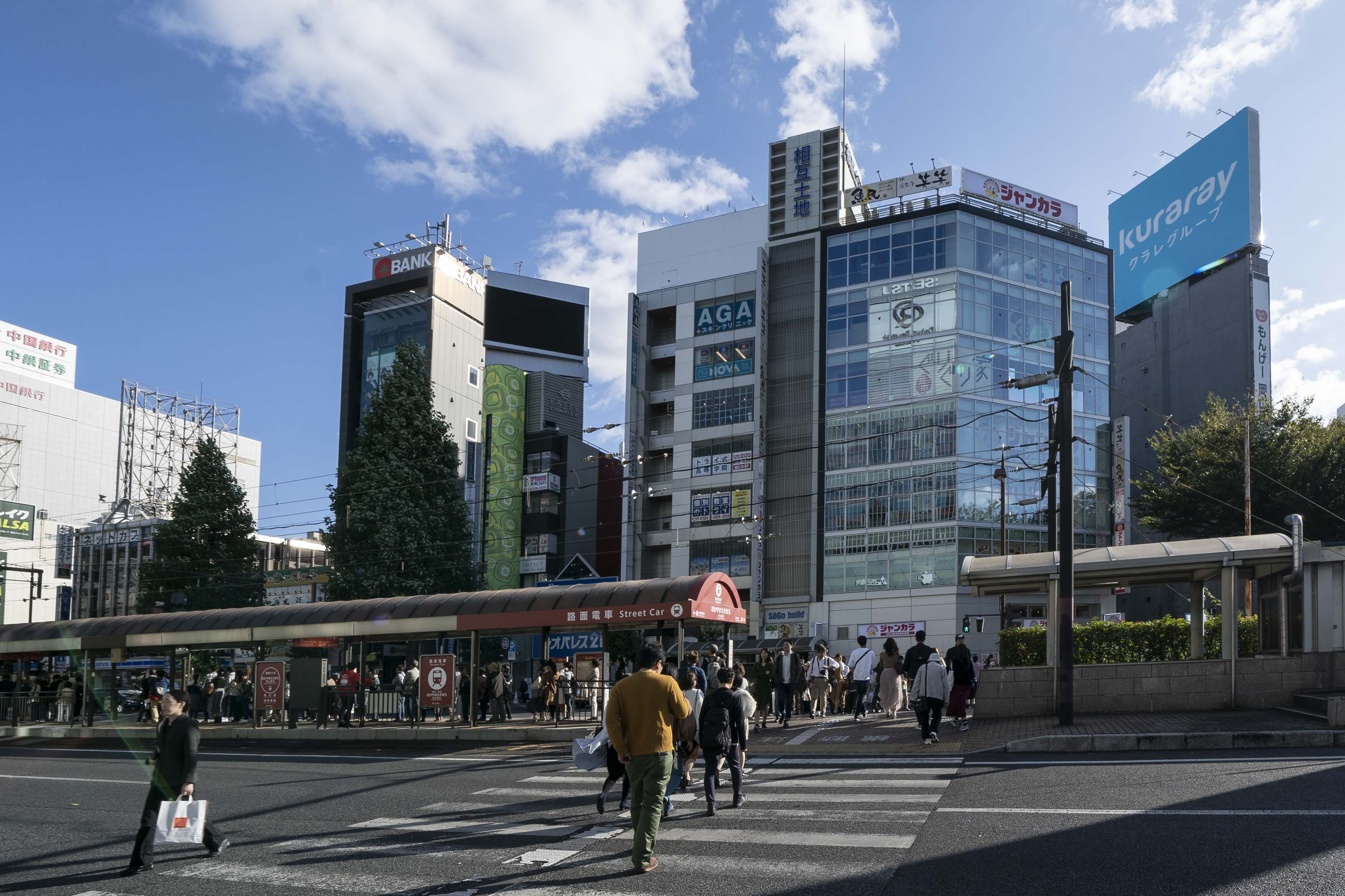 桃太郎大通りの横断歩道を渡り、岡山電気軌道「岡山駅前駅」を過ぎた左手1FにJTBの入ったビルがあります。