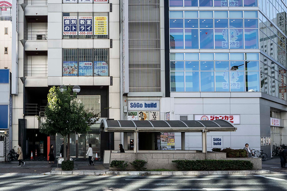 ジャンカラの左手にある炭屋ビル8Fが当クリニックになります。