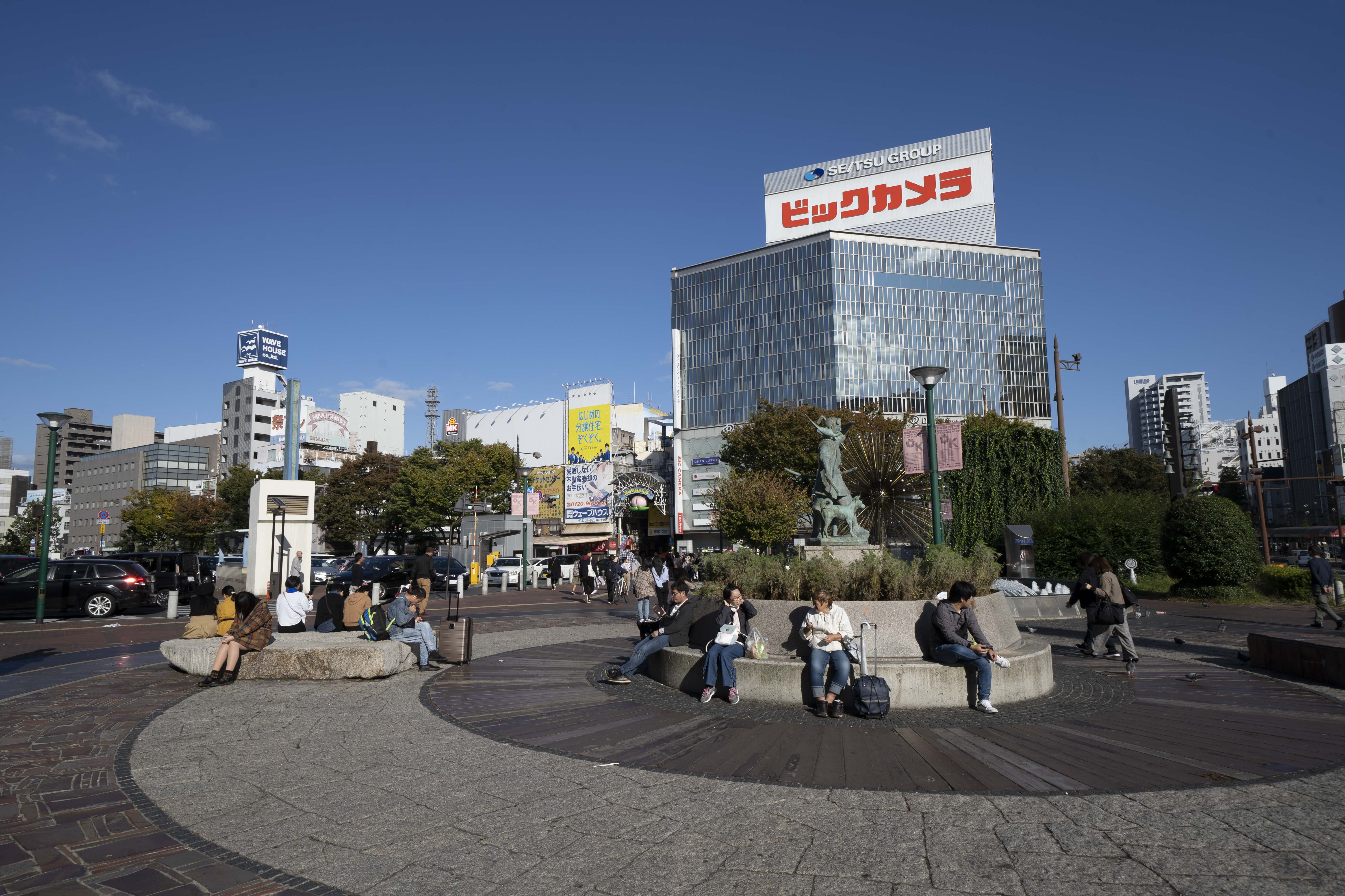 東口を出たらビックカメラ方面へ向かいます。