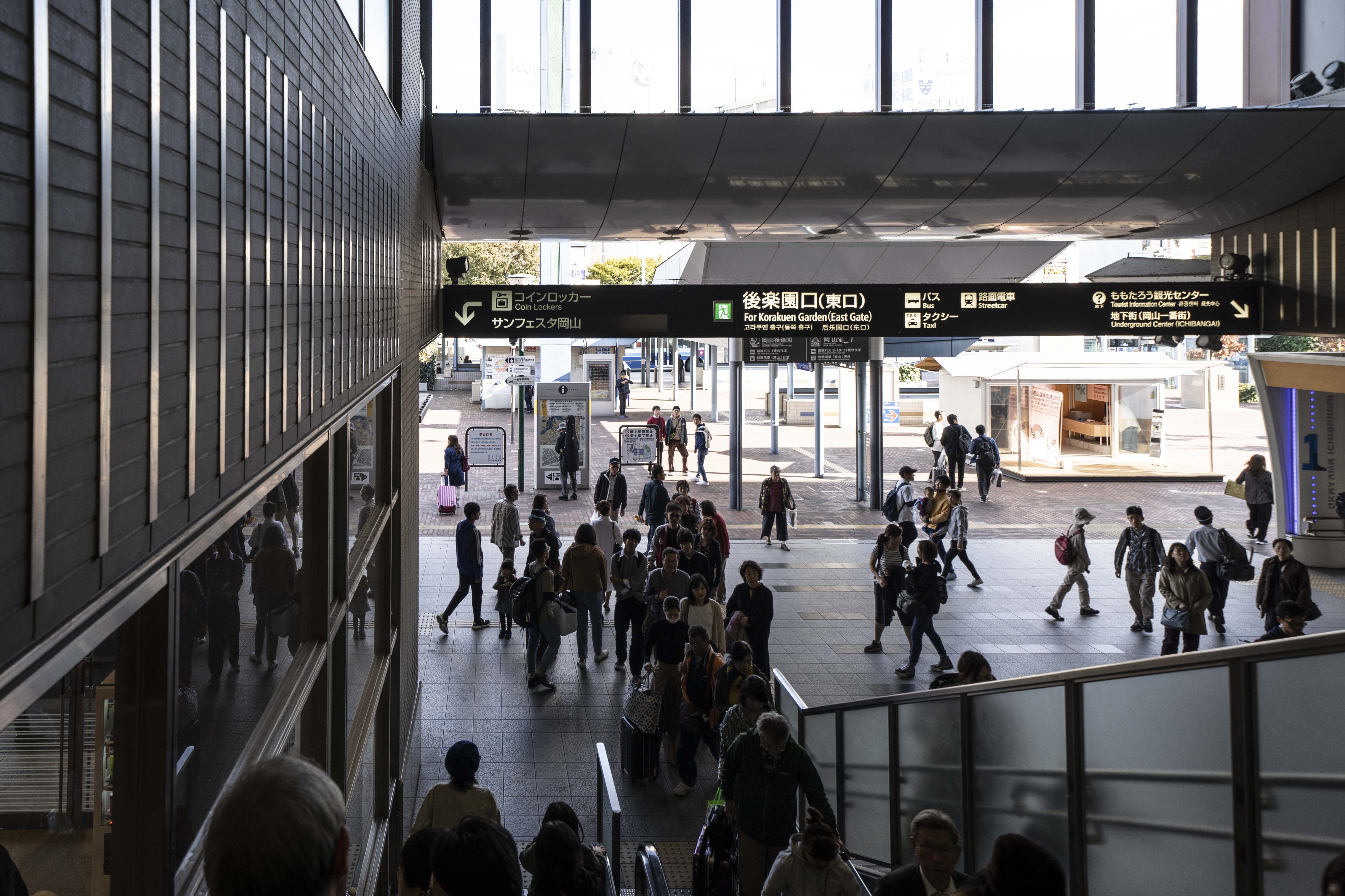 『JR岡山駅』後楽園口（東口）へ向かいます。