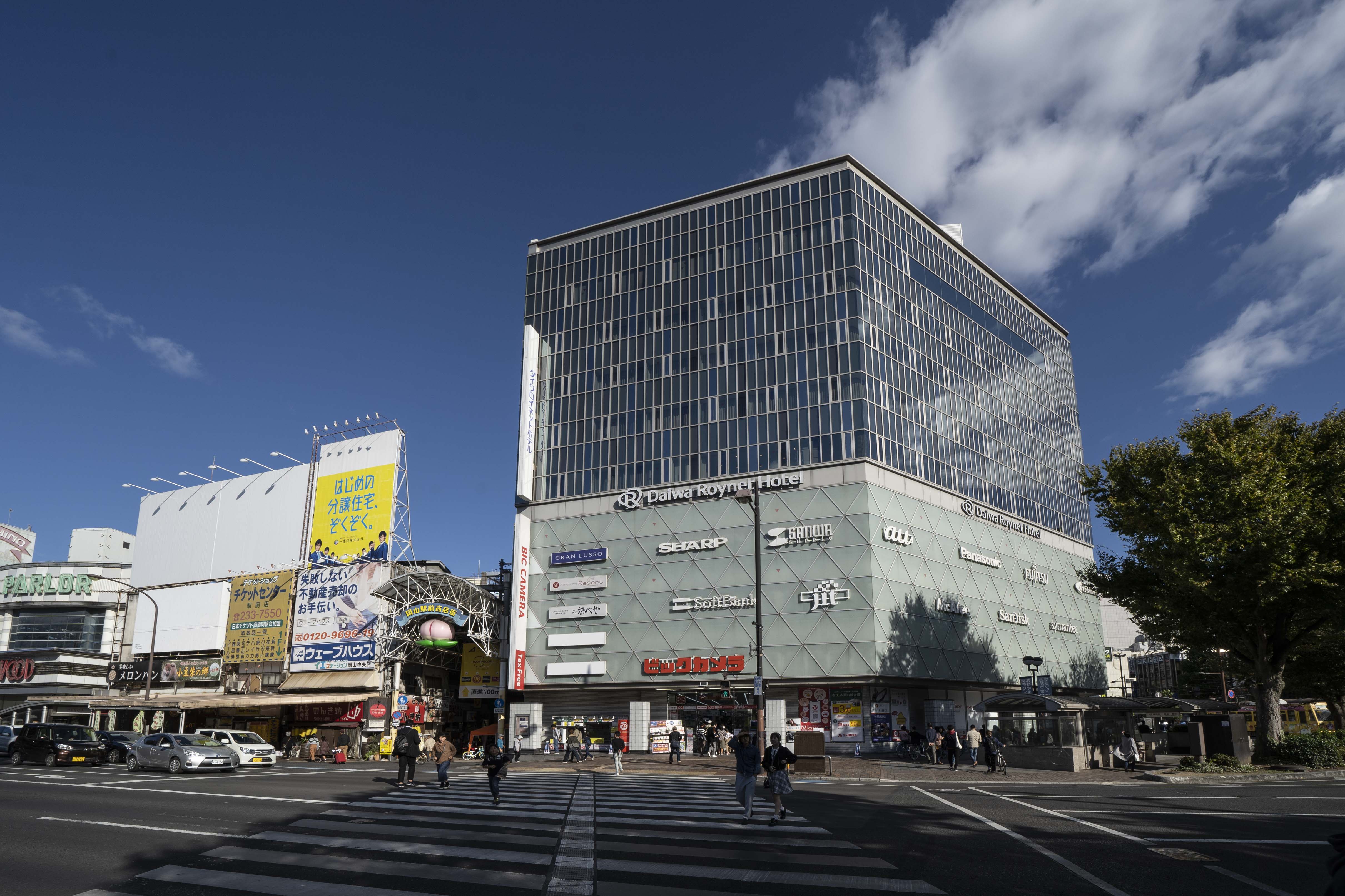 ビックカメラ前の横断歩道を渡り右へ曲がり、そのまま進みます。