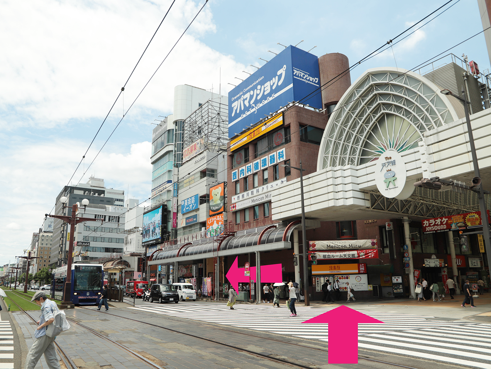 鹿児島市電「天文館通駅」を降りたらアーケード方面に進み、左折します。アーケードには入りません。