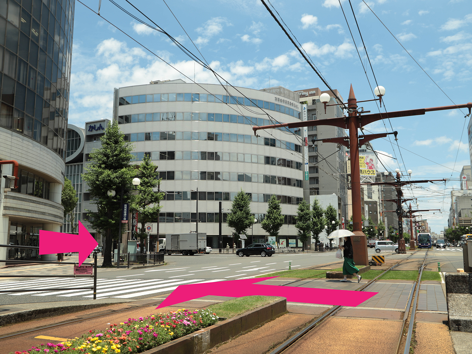 鹿児島市電「高見馬場駅（2系統）」を降りてすぐに横断歩道を渡り、その後右折します。 ※2系統を利用した場合です。