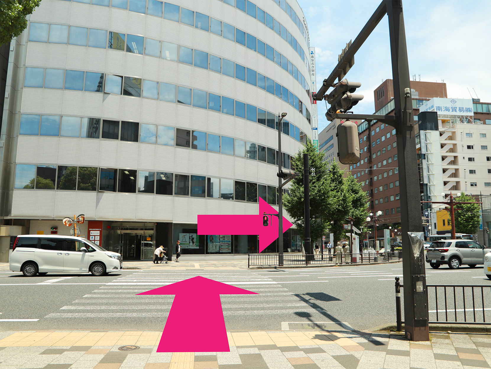 横断歩道を渡り、「樺山、黒田、大いに語る」の方へ道なりに進みます。