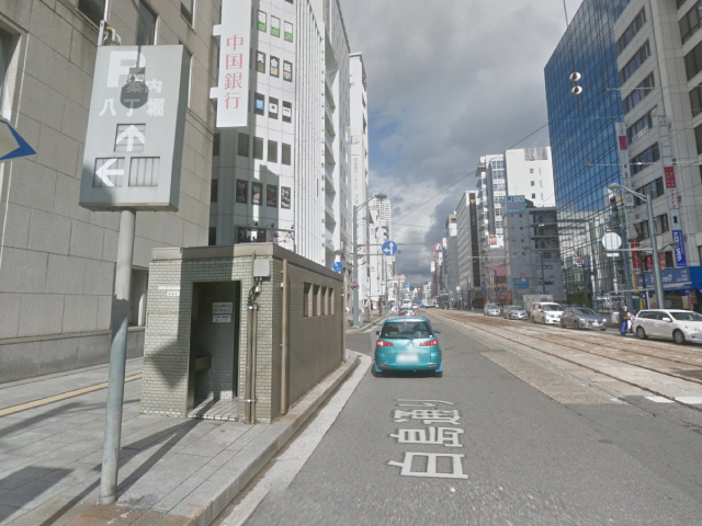 『中国銀行』を左手に見つつ、直進します。