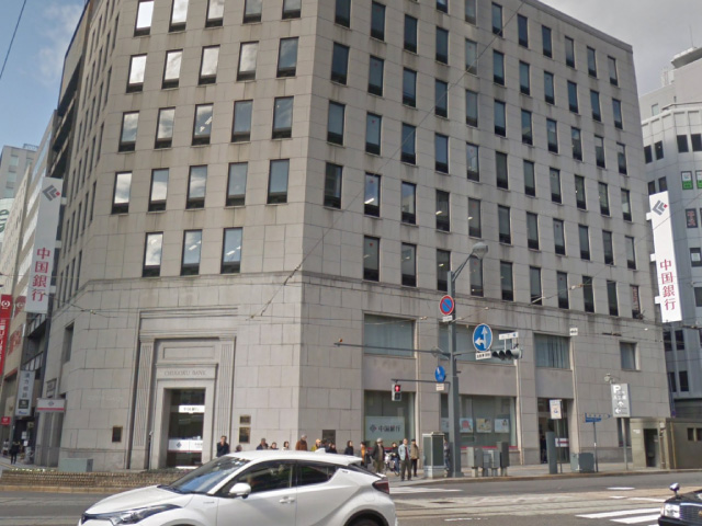 広島電鉄『八丁堀駅』で下車し、横断歩道を渡って『中国銀行』の前で右折します。