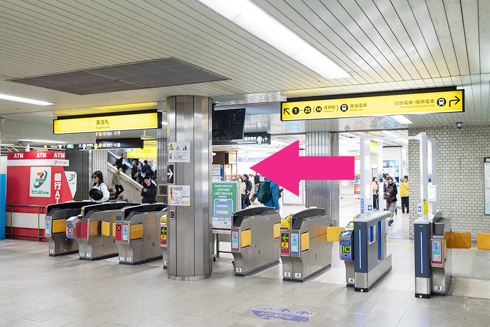 東改札を出て左へ。階段を登ります。