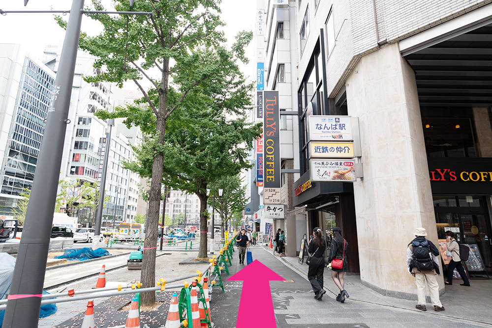 タリーズの看板が見えます。