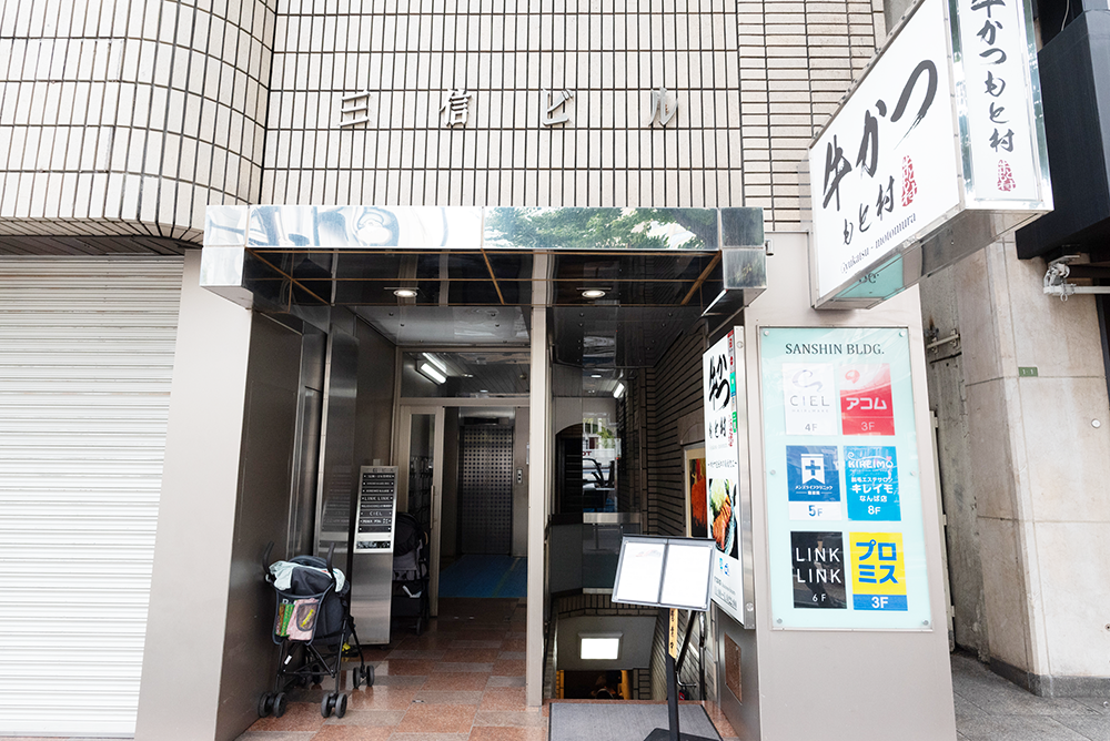 牛かつの看板のビルが入り口です。