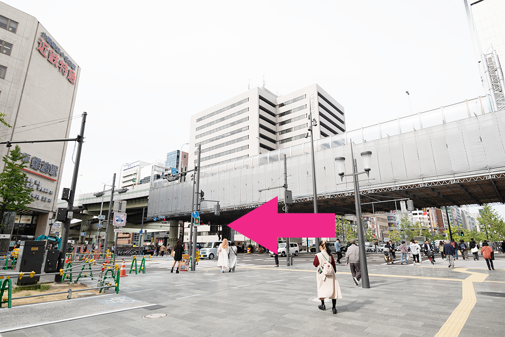 高速道路のある交差点で左折します。