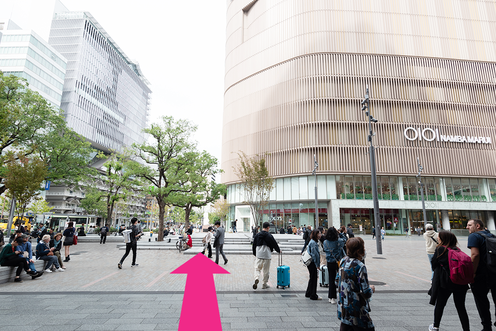 外に出たら、マルイのビルを右に見ながら直進します。