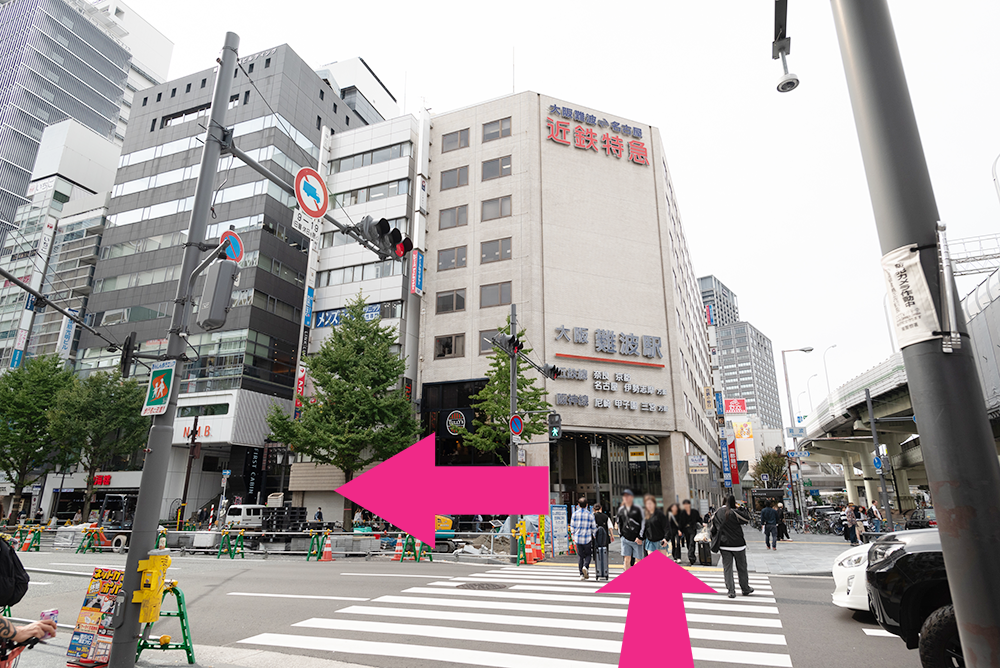 横断歩道を渡り左折します。