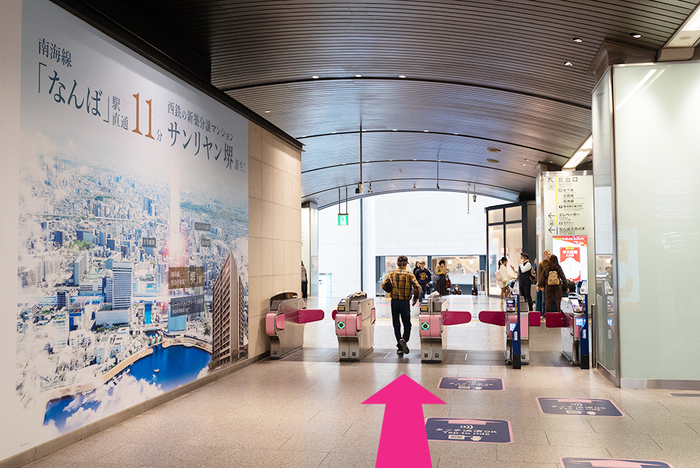 改札を出て直進します。