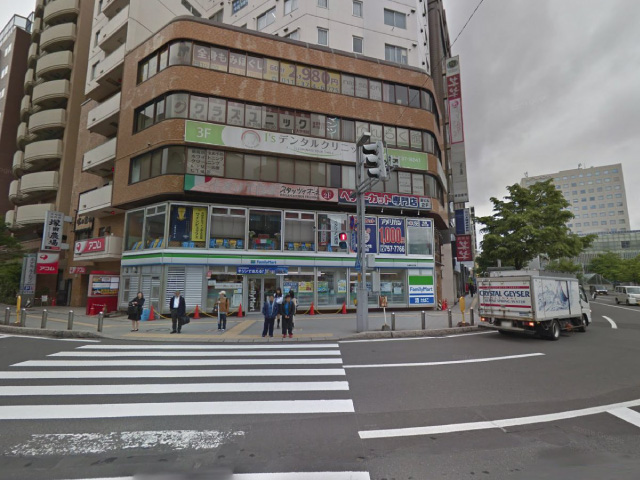 正面の横断歩道の先、1Fがファミリーマートのビルに当クリニックがございます。