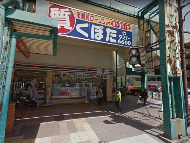 『松山市駅』の北側の出口を出て『セブンイレブン』を左手に見ながら横断歩道を渡ります。