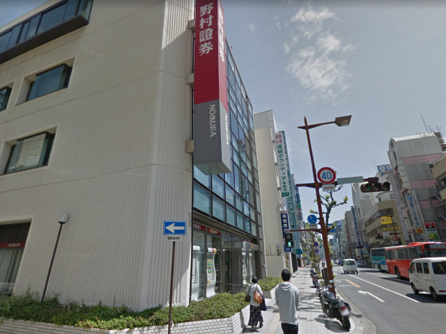 野村證券を左手に、そのままさらに1分ほど直進します。