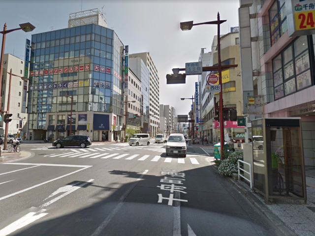 『フラワーパーキング千舟町』を右手に進むと、十字路に差しかかります。電話ボックスの先を右折します。