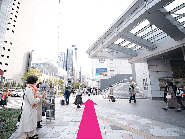 名駅通りに面した名古屋駅交番を右に曲がります。