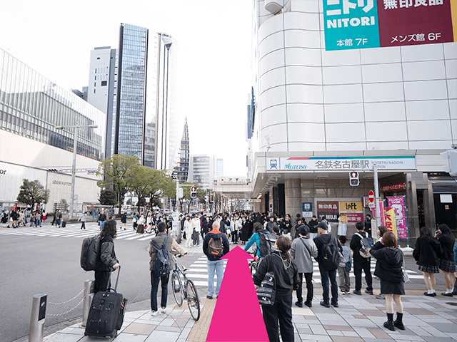 前方に見える名鉄百貨店に沿ってしばらく直進します。