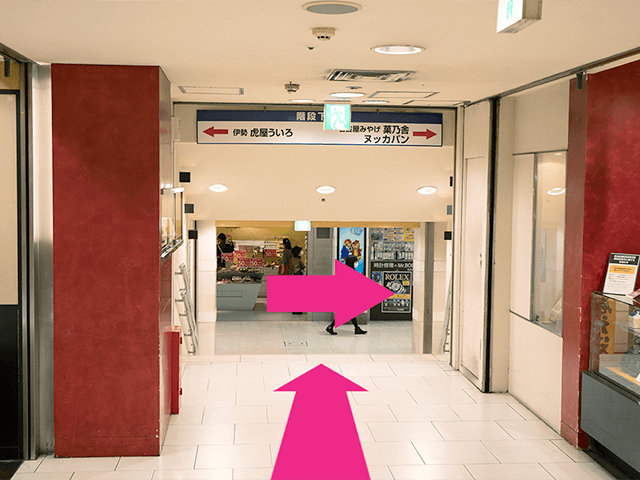 名鉄線のりば改札付近で左手にみえる名鉄百貨店を通り抜ける。