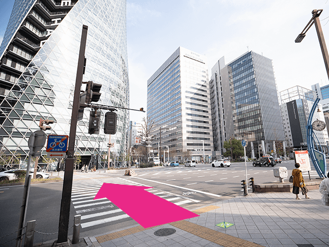 笹島の交差点に差し掛かったら、モード学園スパイラルタワー前に向かって道路を横断します。