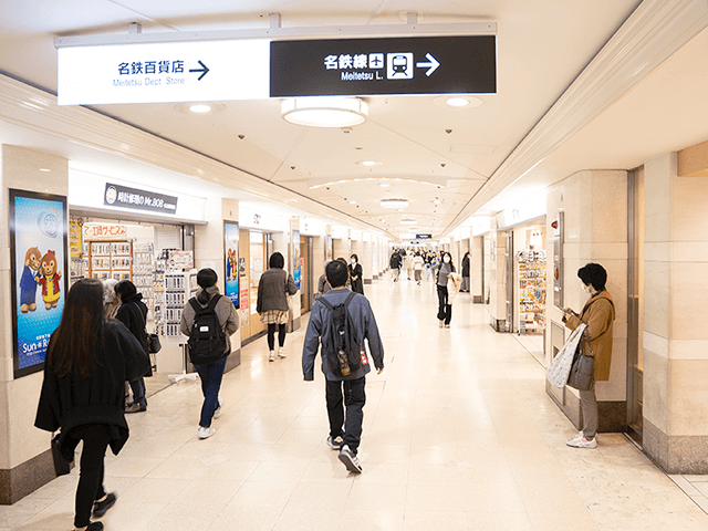 名駅地下街サンロードに入り、右に曲がってからしばらく直進する。