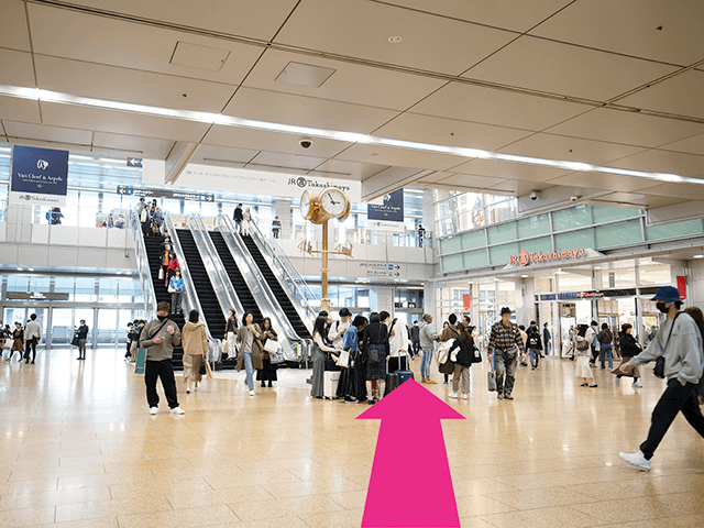 JR名古屋駅の金時計エスカレーター右脇から桜通口を出て右側に出ます。