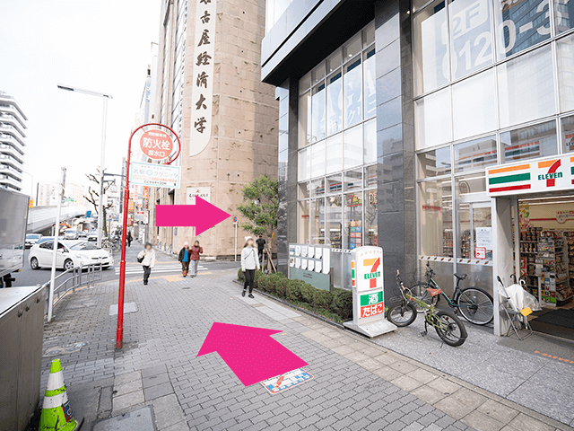 セブンイレブンと名古屋経済大学サテライトキャンパスの間道を右に曲がる。