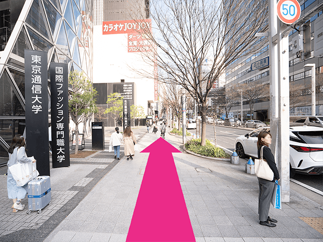 モード学園スパイラルタワーの右脇を通る広小路通沿いに直進します。