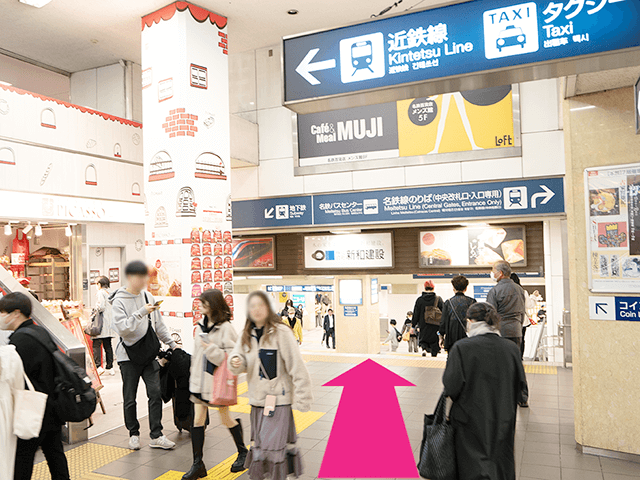 名鉄名古屋駅中央改札口(出口専用)を出て、名鉄線のりば(中央改札・入口専用)方面へ向かう階段を下り、右に曲がります。