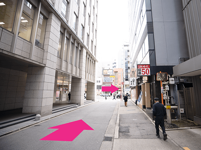 突き当りを右に曲がる。