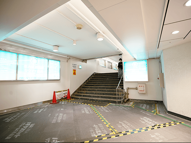 ミヤコ4番出口で階段を上り、地上へ出る。