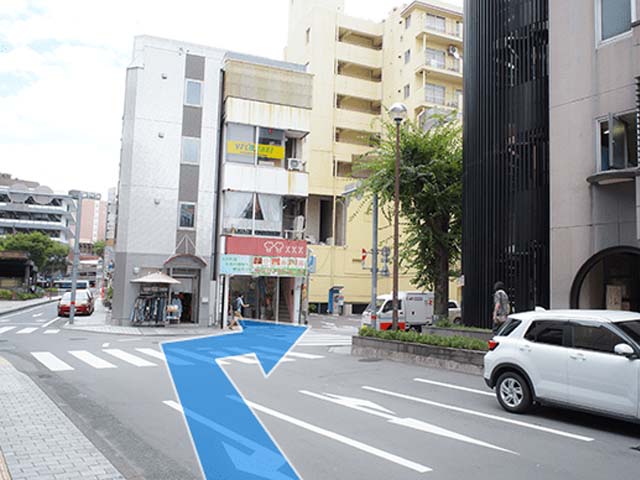 直進し、最初のT字路を右折します。