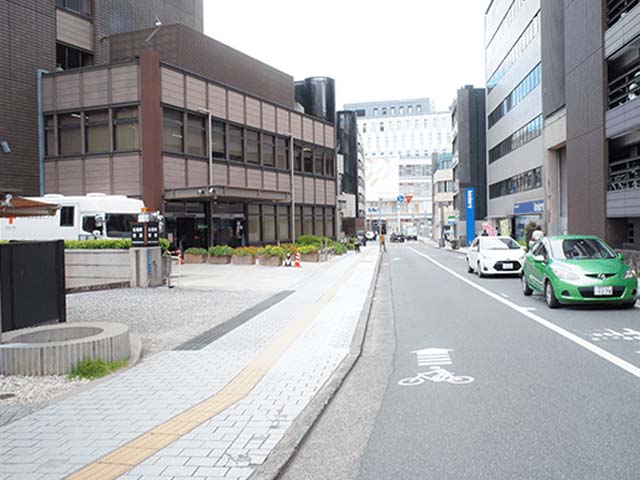 最初の十字路を左折します。