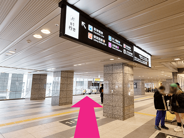 階段を降りたら、右手に進みエスカレーターを目指します。