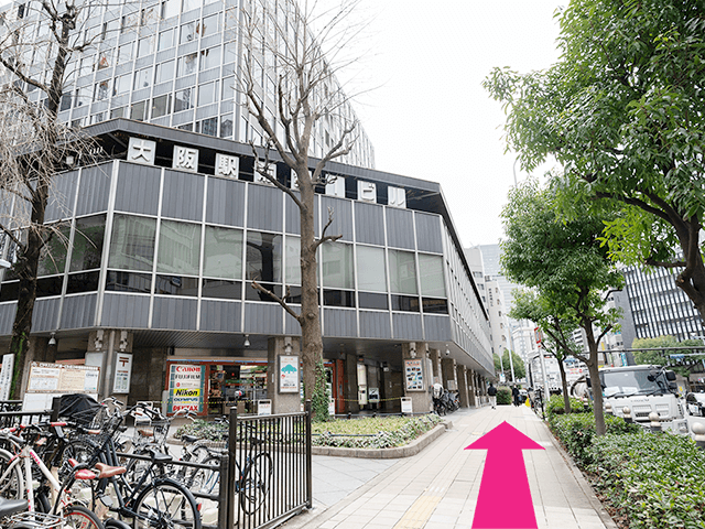 「大阪駅前第一ビル」に到着。そのまま直進し、エントランスへ向かいます。