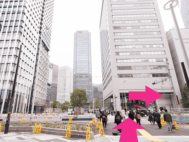 地上に出てからは目の前の横断歩道を渡った後、右折します。