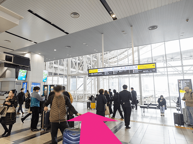 JR大阪駅・連絡橋口の改札を背にして左に向かいます。 （サウスゲートビル・大丸方面）