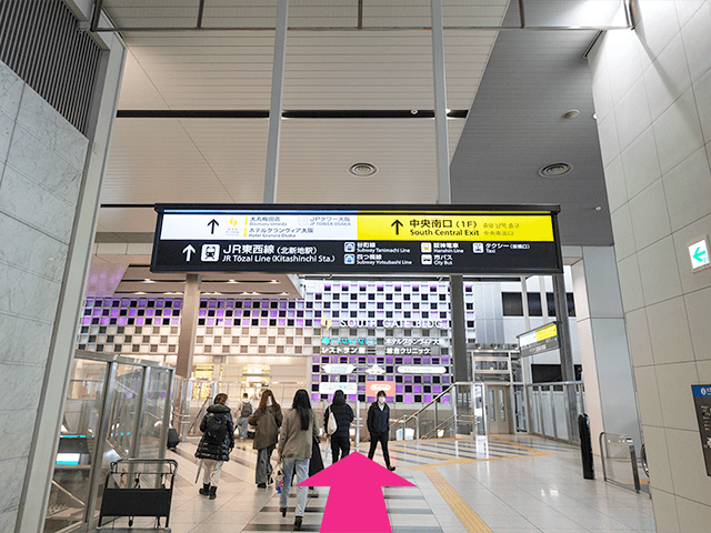 まっすぐ進み、階段を降ります。