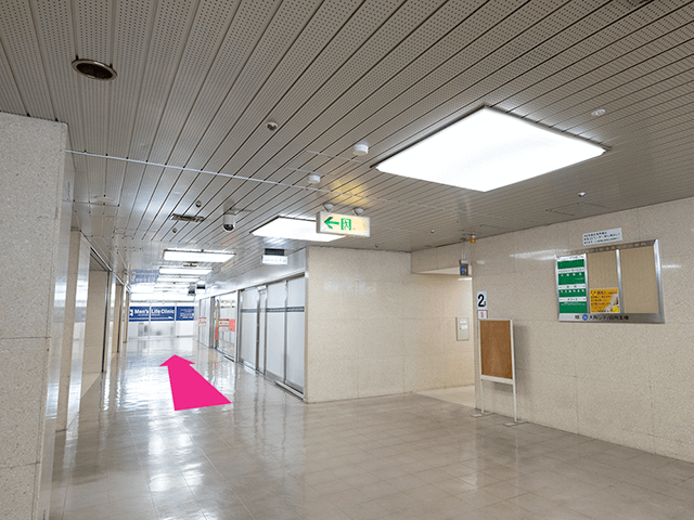 エレベーターを降りた目の前の「カイセイ薬局」を左にお進みいただくと当院がございます。