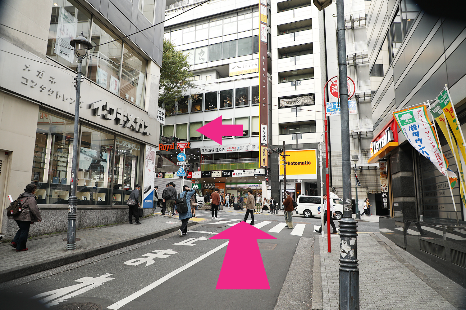 直進し、横断歩道を渡り左折。