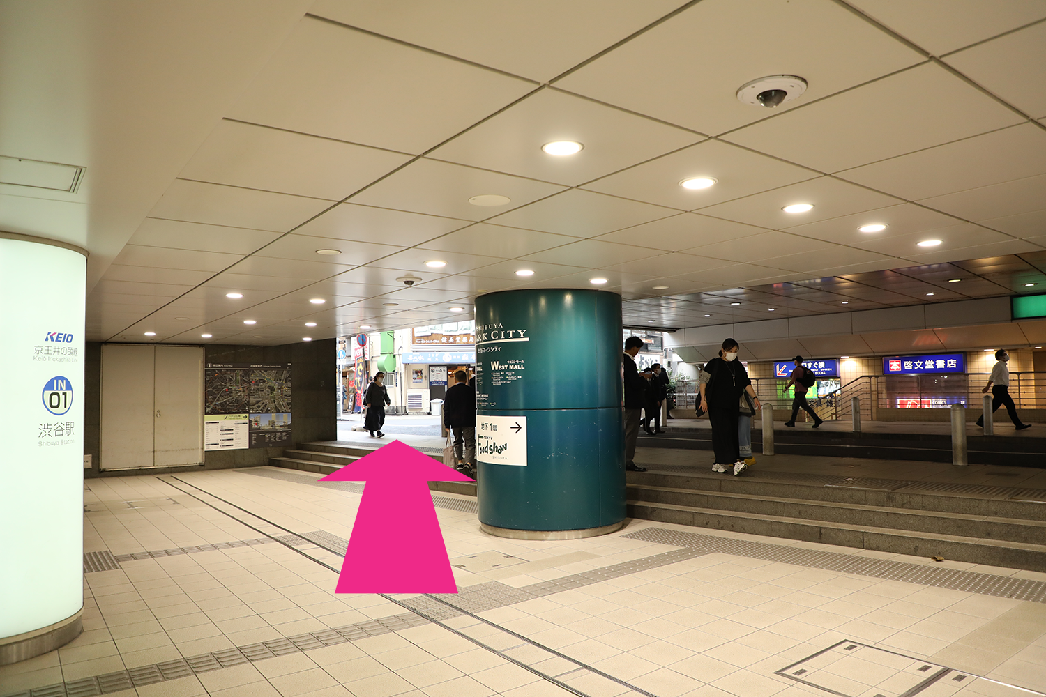 京王井の頭線 渋谷駅 西口改札を出て左折。