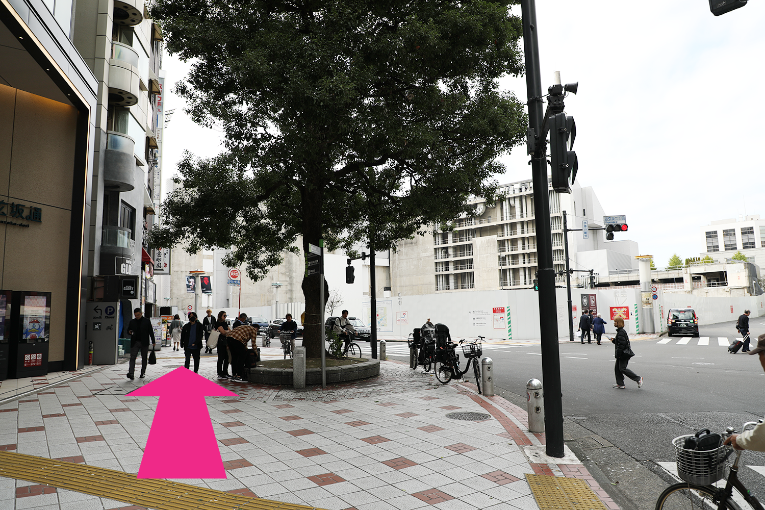 道玄坂通りを抜けたら左折し直進。（街路樹が目印）