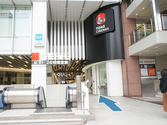 TOHOシネマ前へ進みます。(半蔵門線なら、ここから地上に出ます)