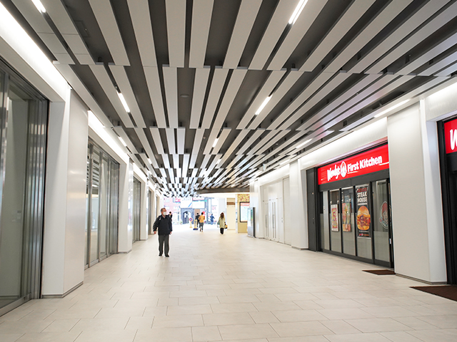 進路をまっすぐ進みます。