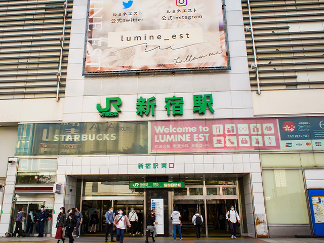 「JR新宿駅」東口を出ます。