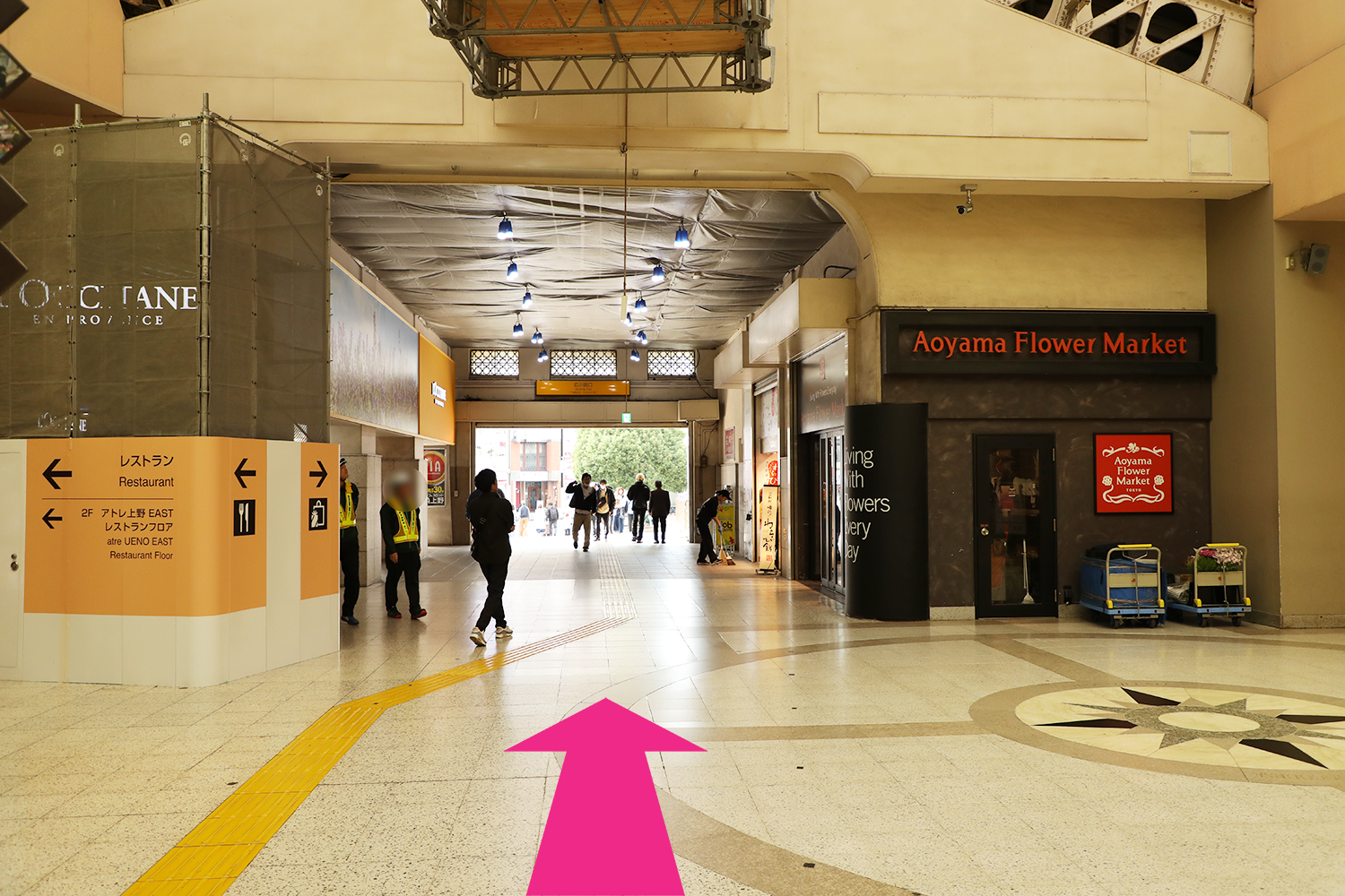 広小路出口から駅を出て右折