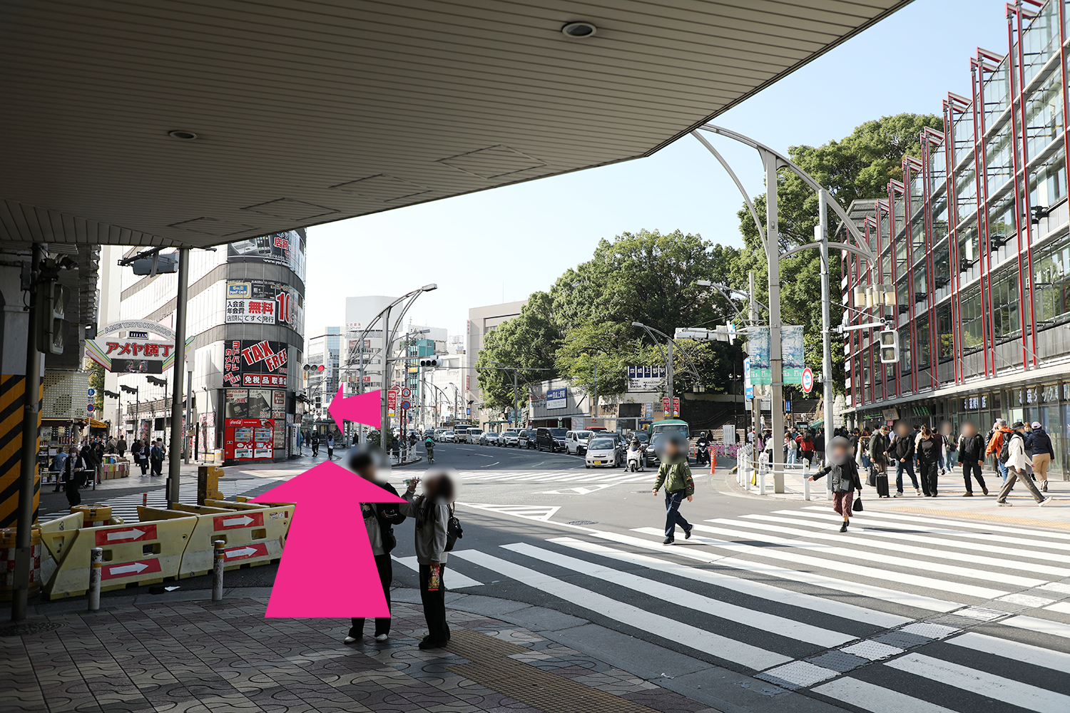 横断歩道を渡り、ヨドバシカメラの建物を左にみながら直進。