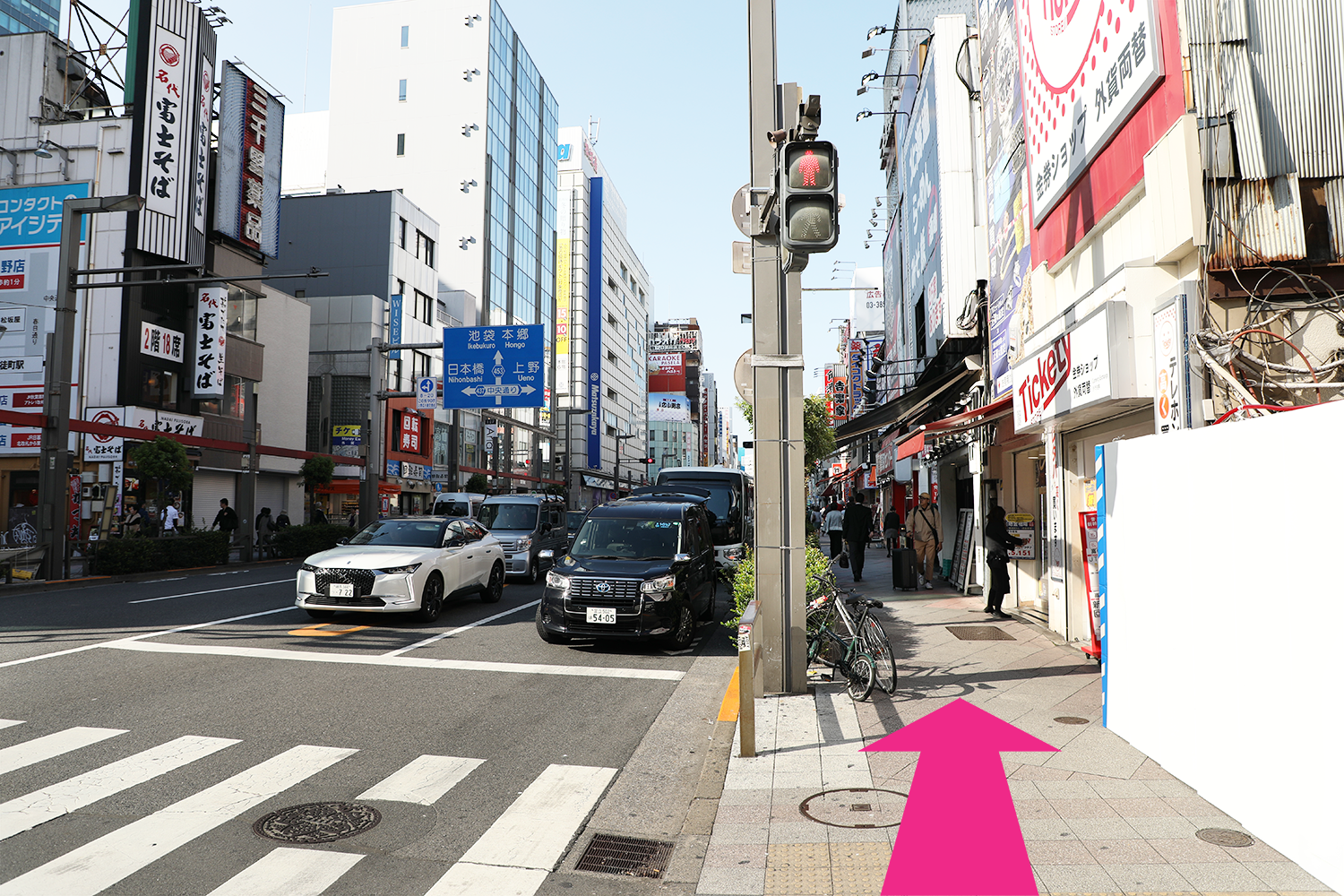 直進し、ひとつ目の横断歩道を渡って右折。